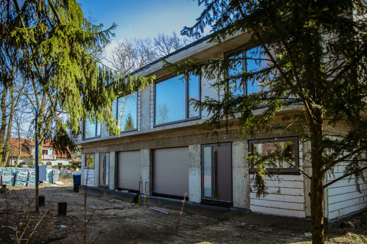 W jaki sposób zabezpieczyć okna w czasie budowy?